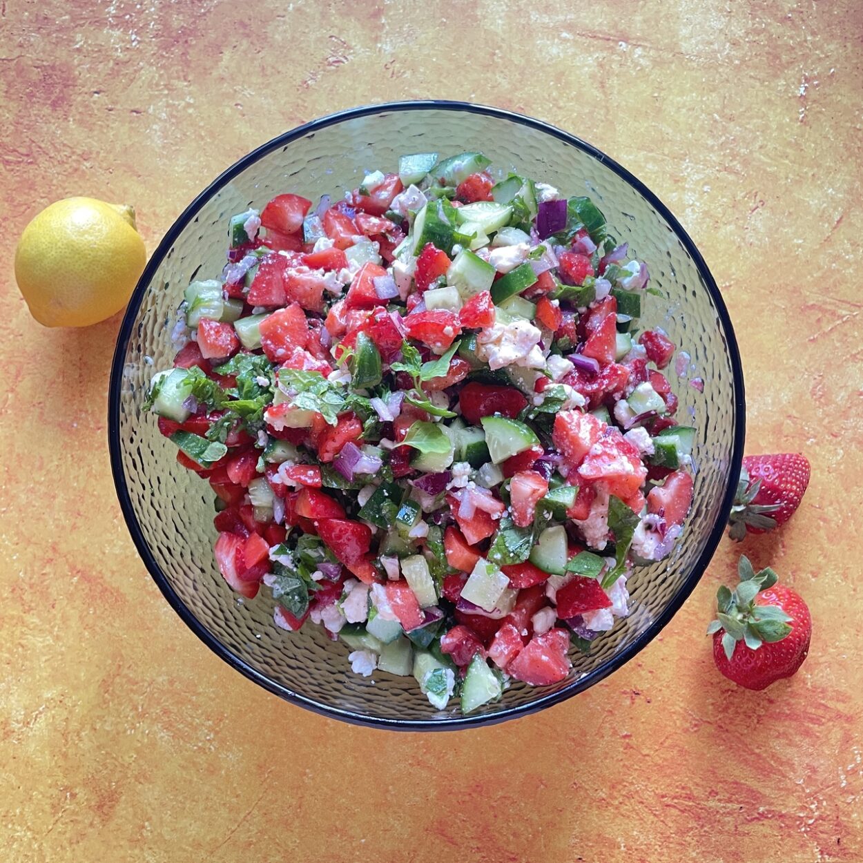 sałatka ogórkowo-truskawkowa z fetą