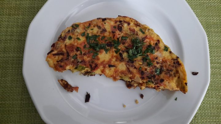 Przepis na omlet z warzywami i kiełbasą