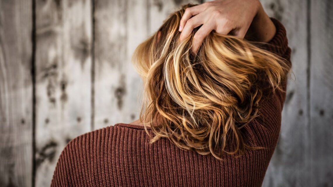 Jak pozbyć się problemu przetłuszczających się włosów?