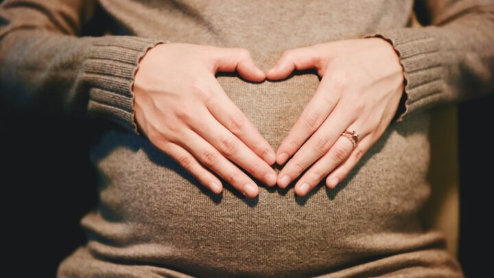Czego unikać w ciąży? Jakie zachowania i produkty są ryzykowne?
