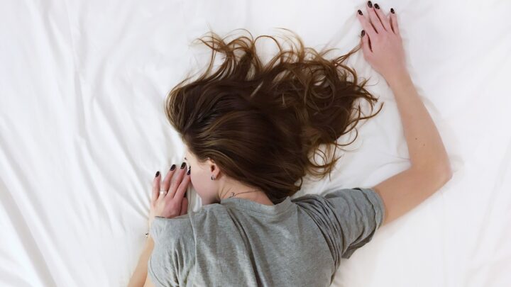 Jak spać, żeby nie szkodzić włosom?
