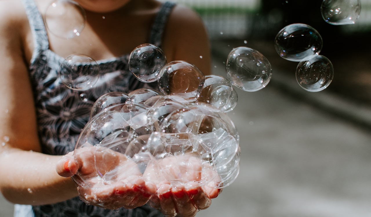 jak usunąć plamy po bańkach mydlanych