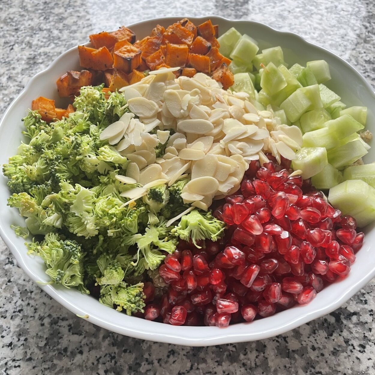 chrupiąca sałatka z quinoa, brokułem i granatem