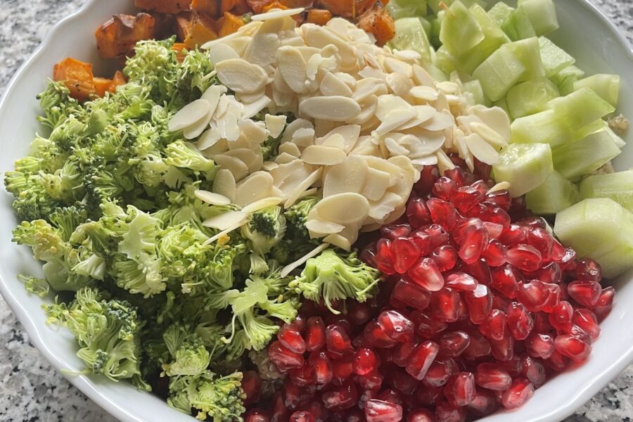 chrupiąca sałatka z quinoa, brokułem i granatem