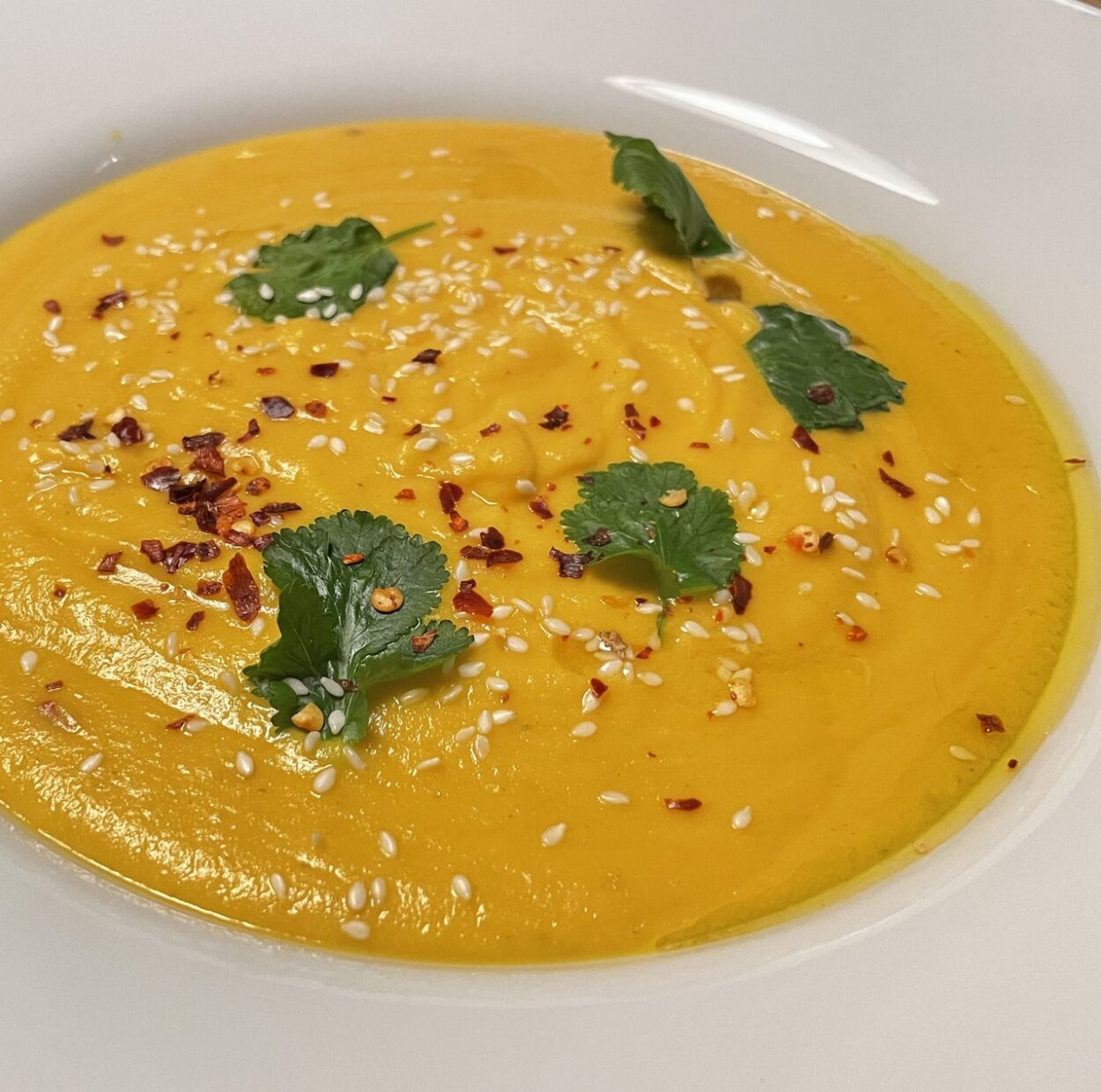 zupa sezamowo-marchewkowa z czerwoną soczewicą