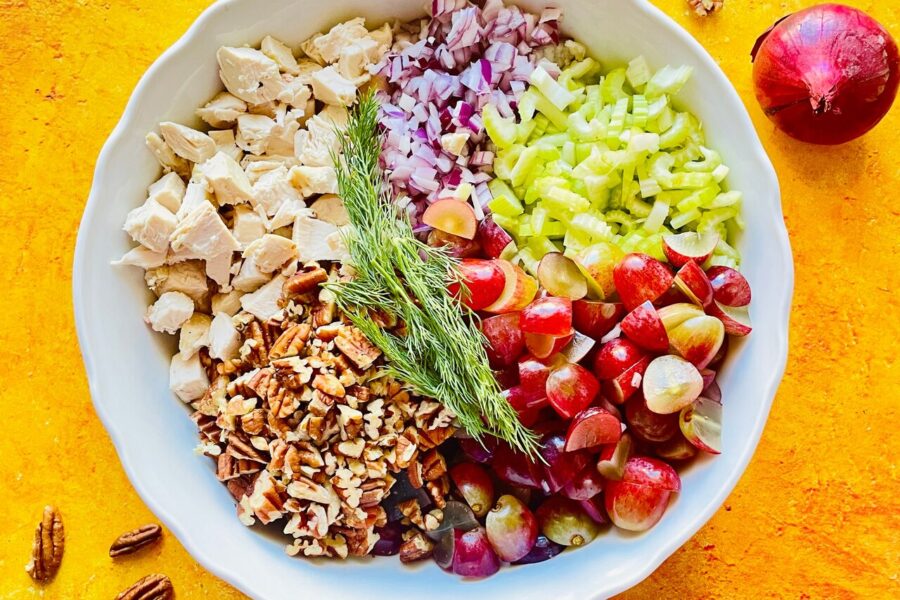 sałatka z kurczakiem, winogronami i orzechami pekan