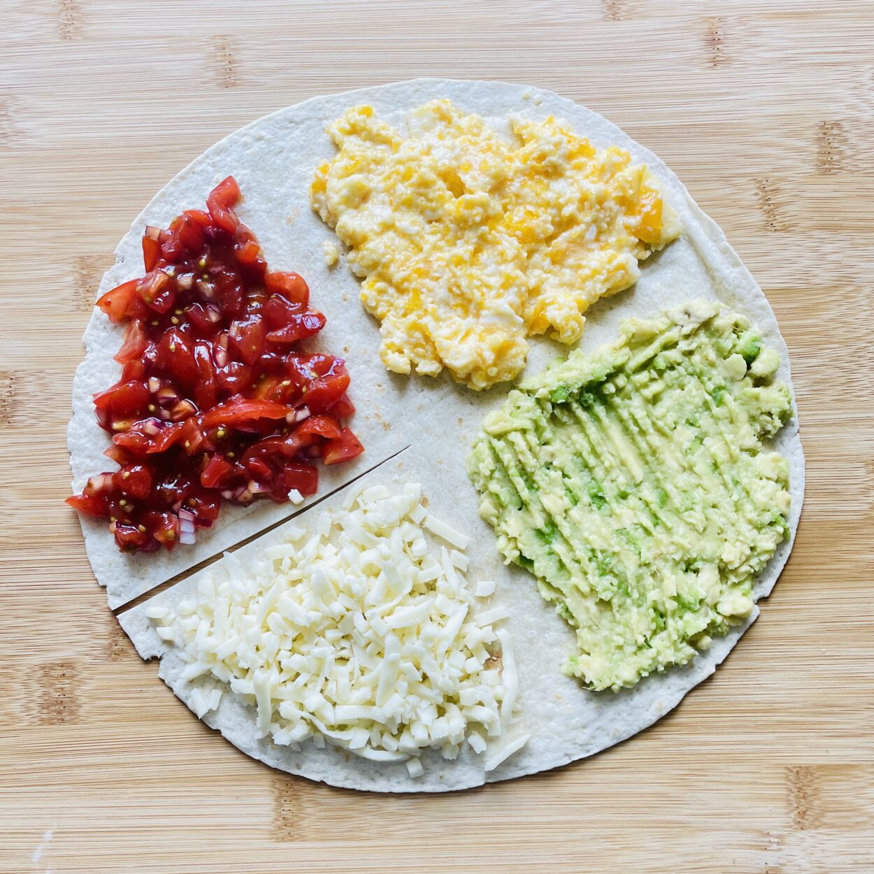 wrap śniadaniowy z jajecznicą i awokado