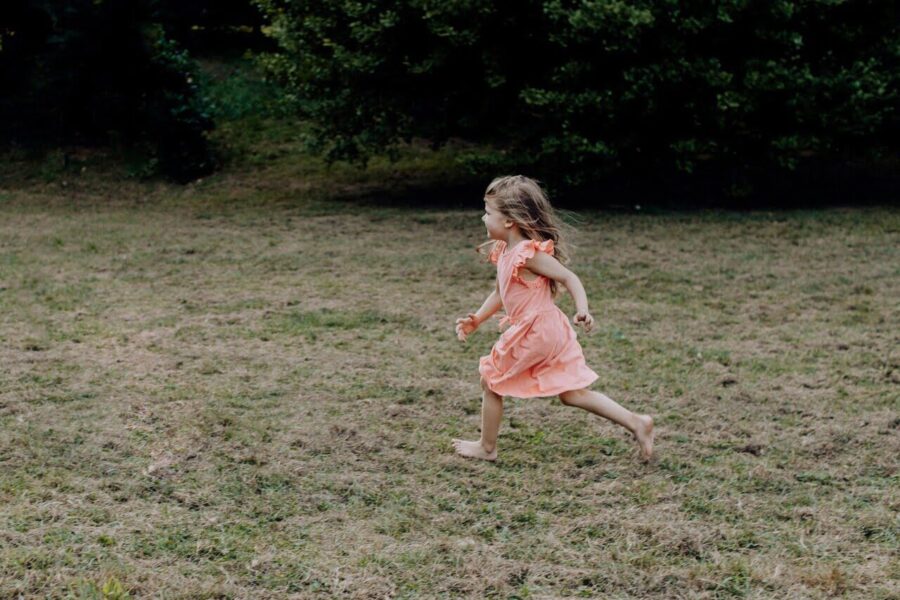 dziewczynka, ktora nie słucha