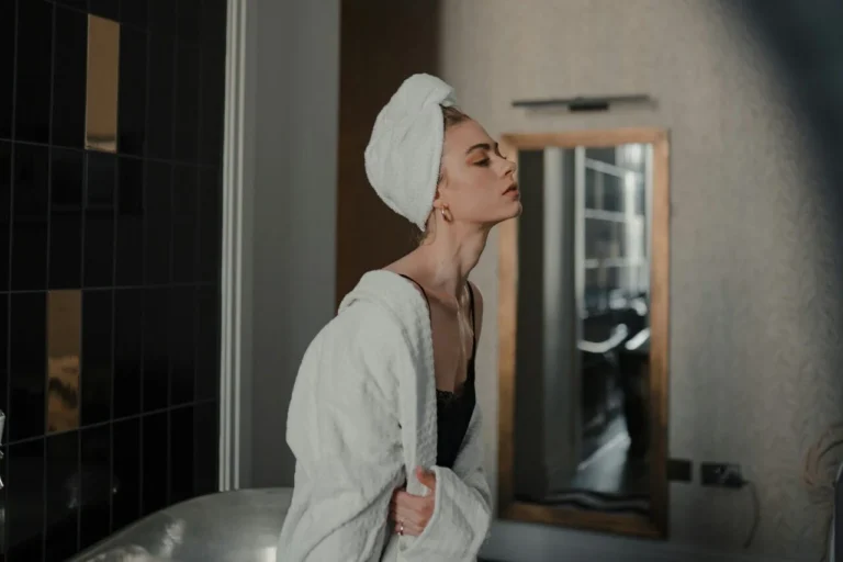 kobieta myjąca włosy